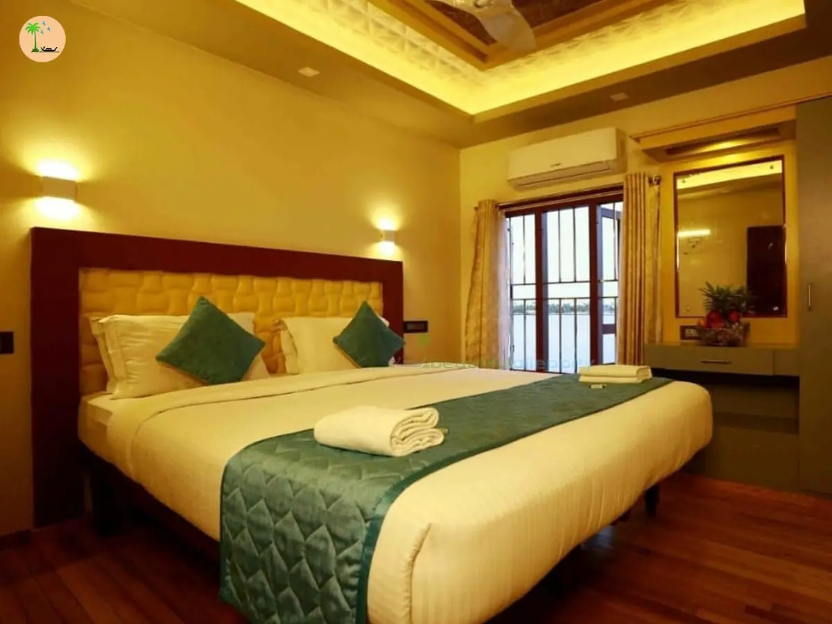 Premium Houseboat in Alleppey with glass covered area with full time ac with premium food menu