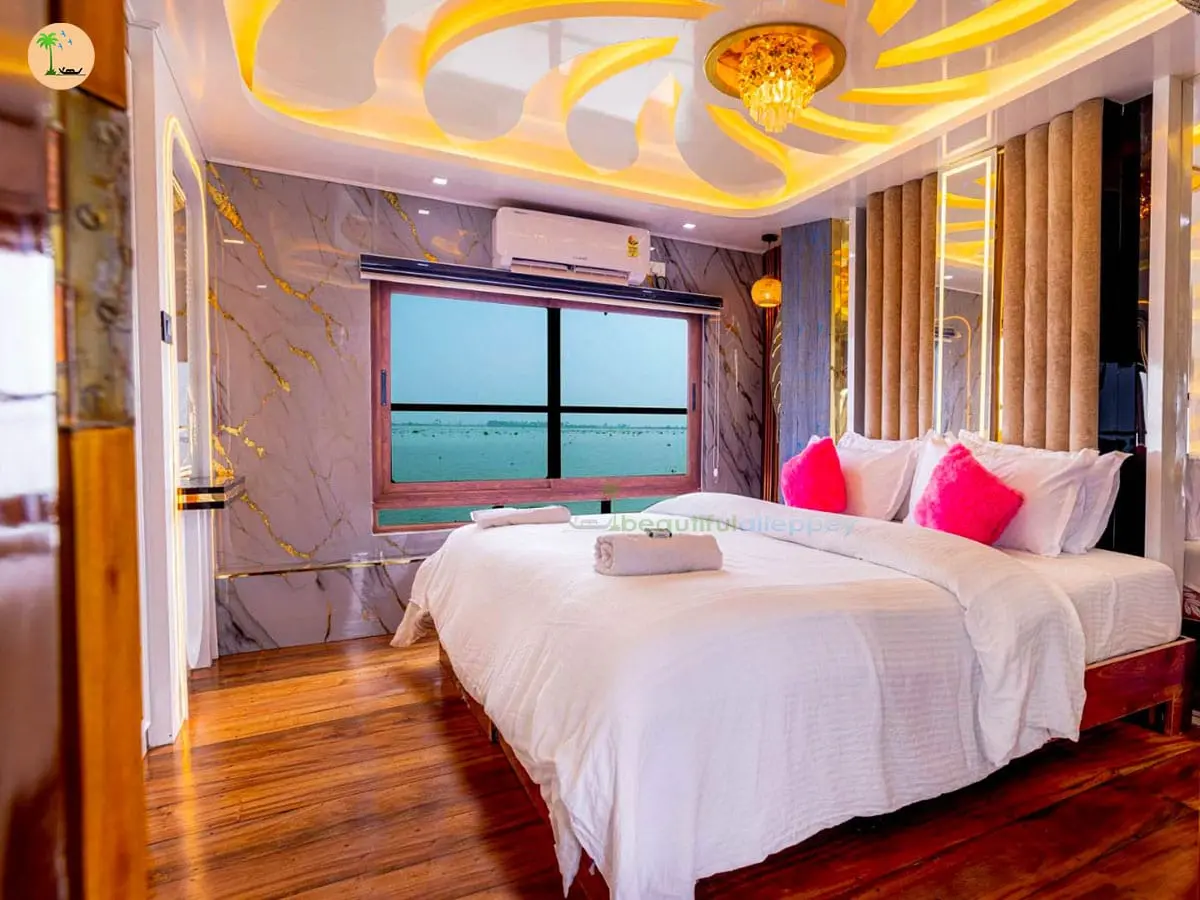 Luxury Houseboat in Alleppey kerala. high quality houseboat with glass covered and full time ac facility and also with luxury food menu