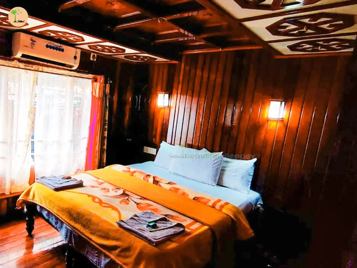 Deluxe Houseboat in Alleppey with AC from 9 PM to 6 AM in bedrooms