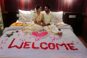 Honeymoon-couple-in-the-flower-bed---alleppey-houseboat