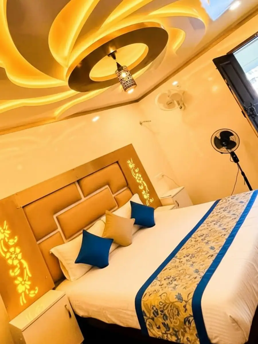 Cozy AC Suite with Warm Architectural Lighting Houseboat AC bedroom showing a double bed under a curved canopy ceiling with warm ambient LED glow.