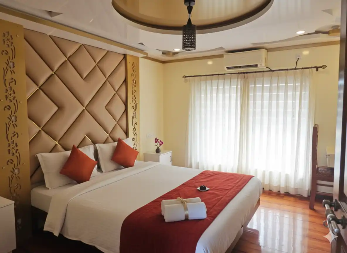 Spacious Double AC Bedroom Interior – Premium Houseboat Modern double AC bedroom with beige wall decor, crisp white sheets, and bright window light.