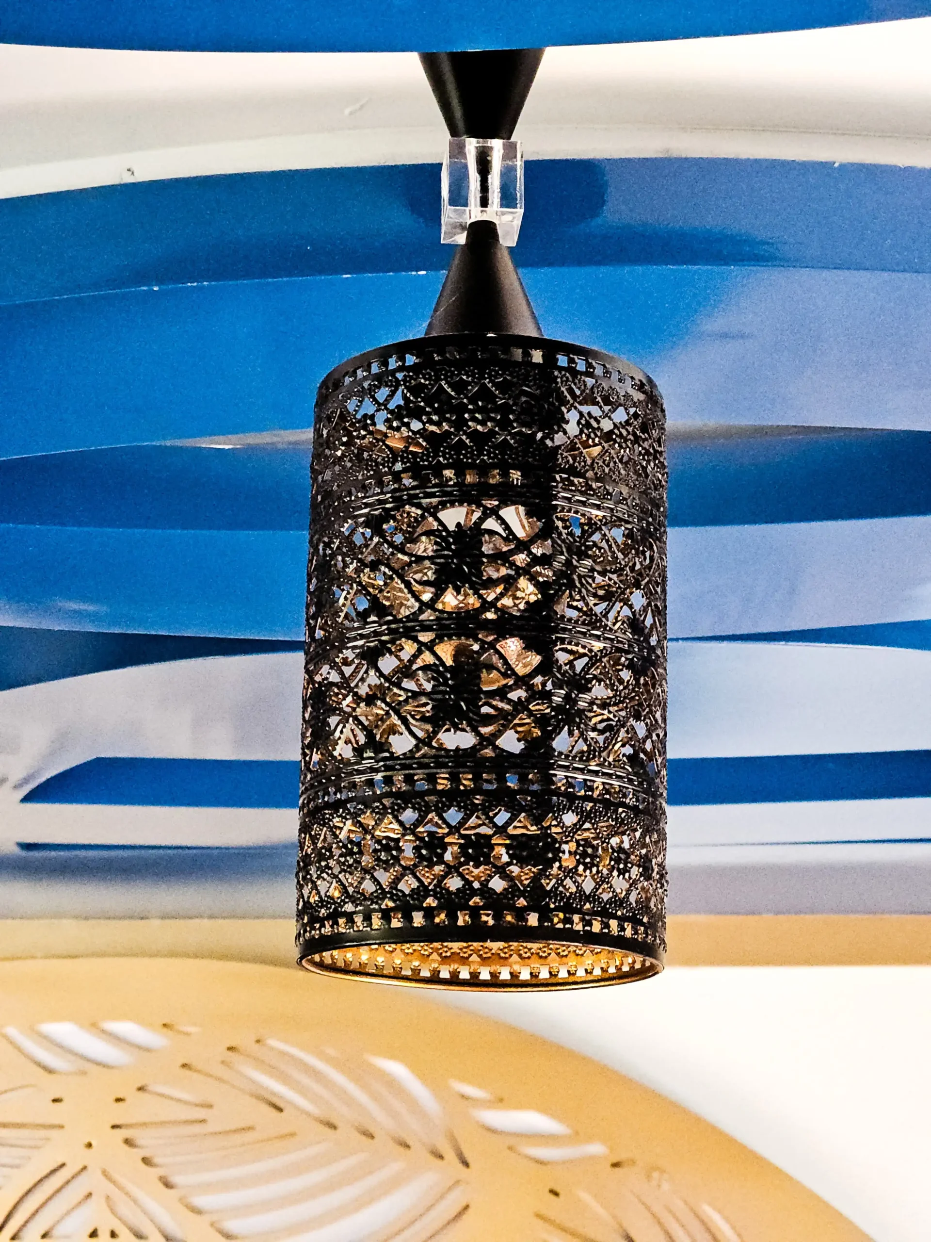 Luxury Interior Lighting Detail – Premium Houseboat Kerala Modern black patterned pendant hanging light and ornate ceiling design inside a luxury houseboat.