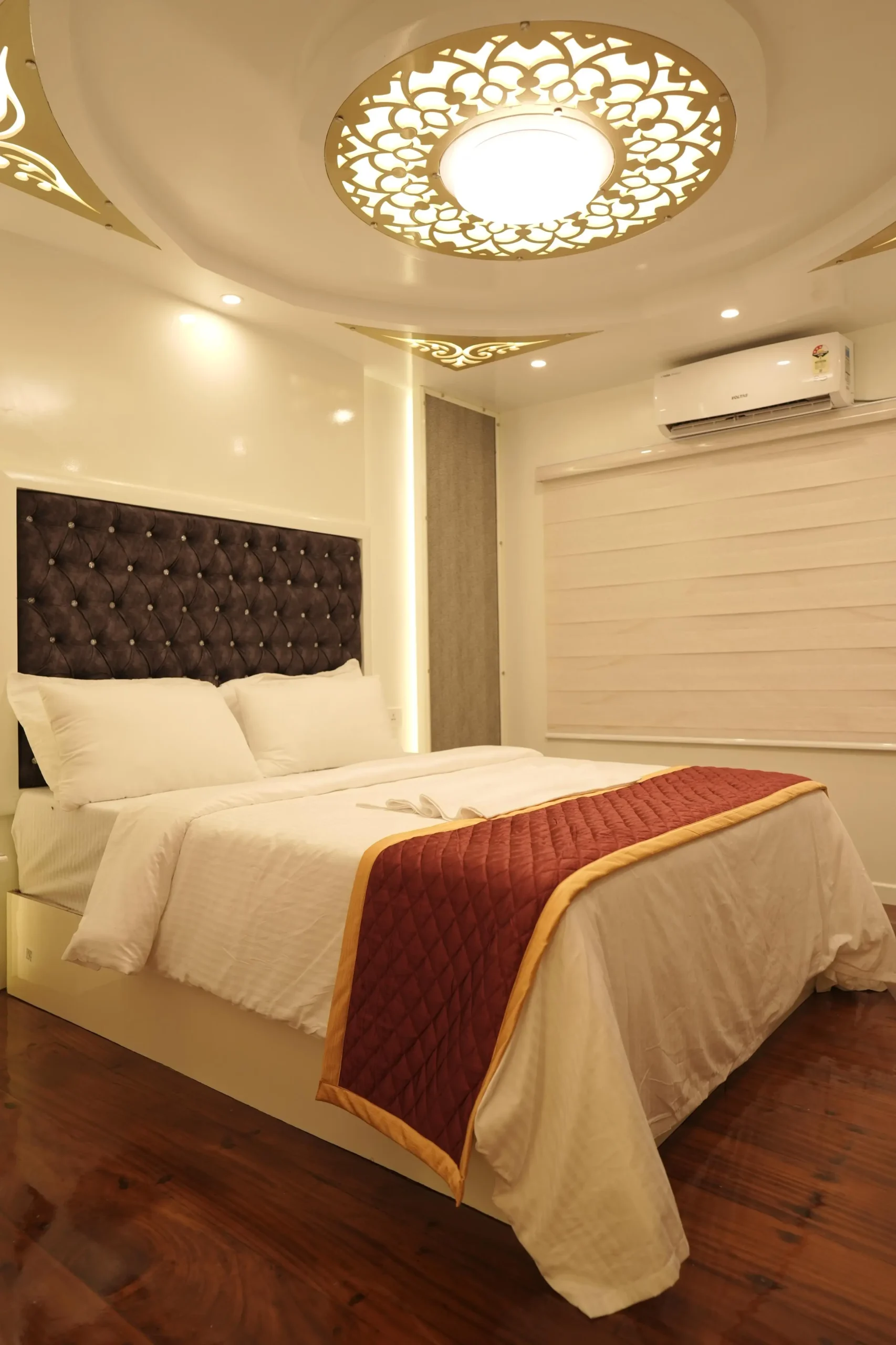 Master Double AC Bedroom with Warm Canopy Arch Lighting – KINGS05 Spacious master AC bedroom featuring a double bed with a warm illuminated canopy arch headboard inside Kingster 5 bedroom houseboat.