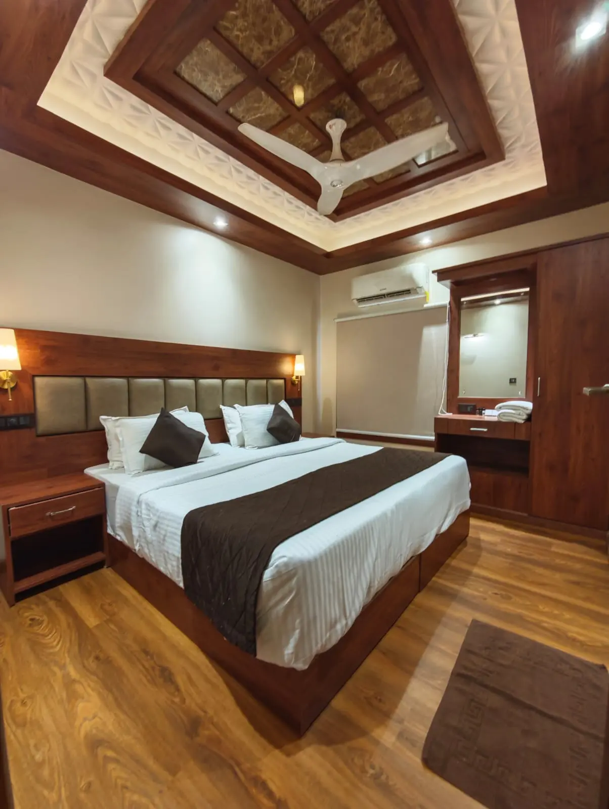 Air-conditioned premium bedroom inside the Paradise Three Bedroom Premium Houseboat RIV03 with cozy bedding and scenic lake views.