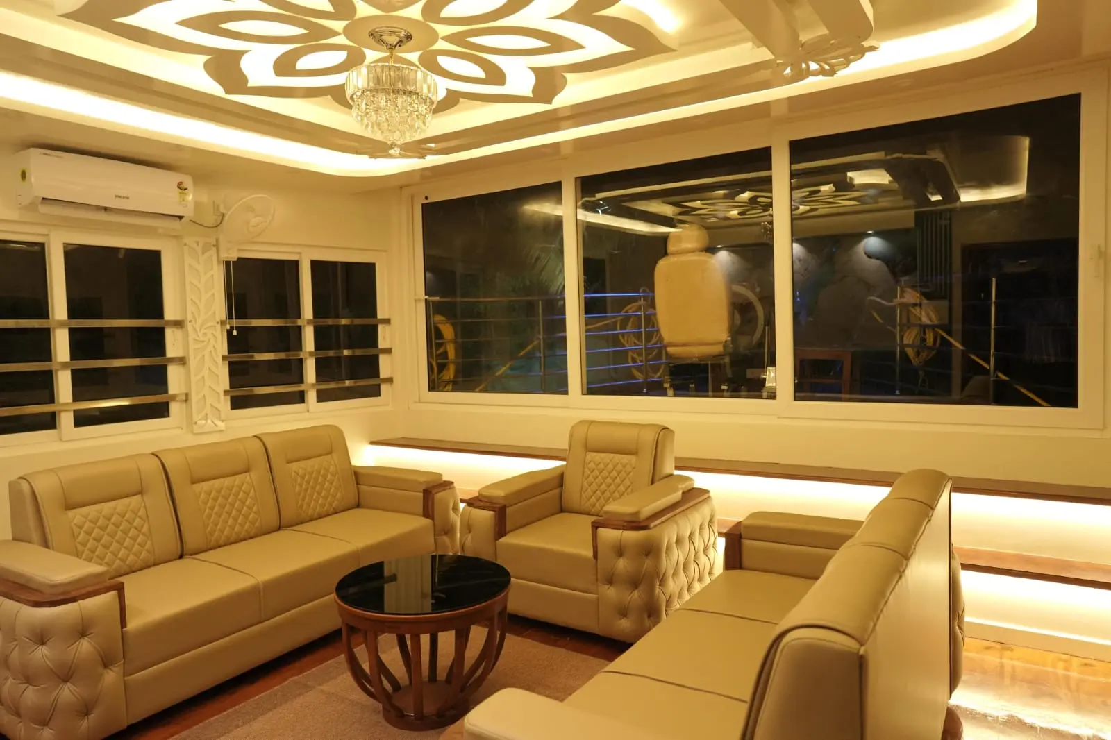 Air-Conditioned Front Lounge Living Area – Kingster 5 Bedroom Houseboat Front glass-enclosed air-conditioned living room lounge with comfortable plush sofa seating inside a 5 bedroom luxury houseboat.