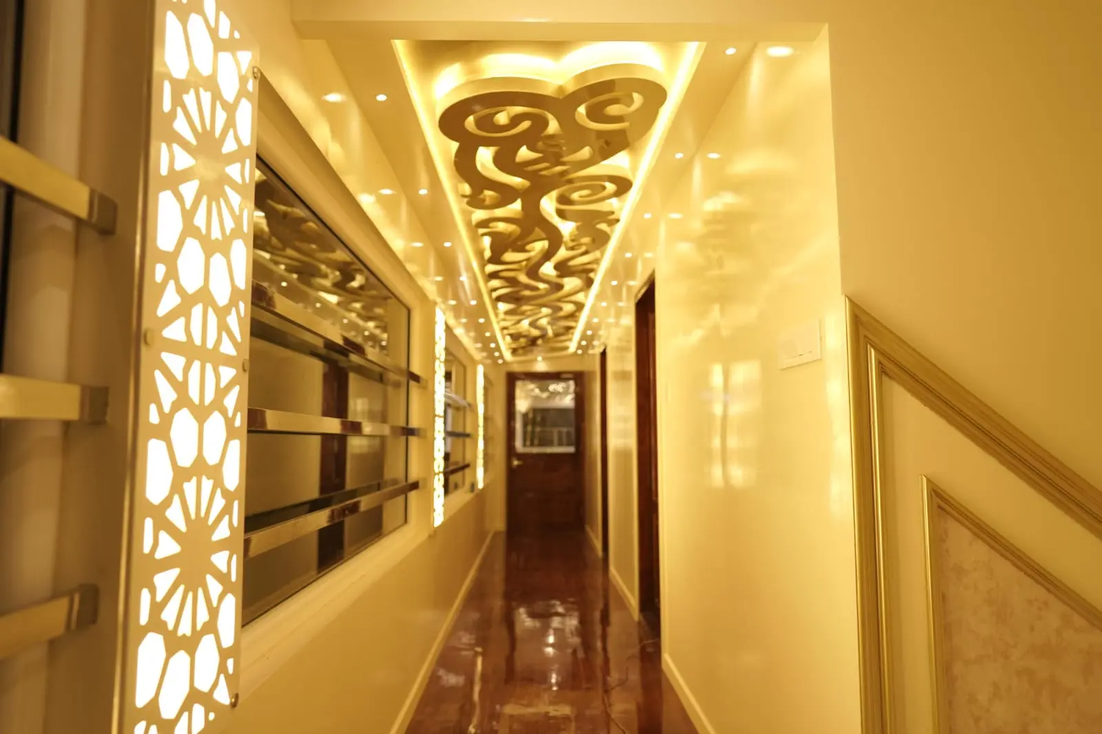 Wooden Interior Corridor Walkway – Kingster 5 Bedroom Houseboat Polished wooden side walkway corridor with warm ceiling lights connecting rooms inside Kingster 5 bedroom houseboat.