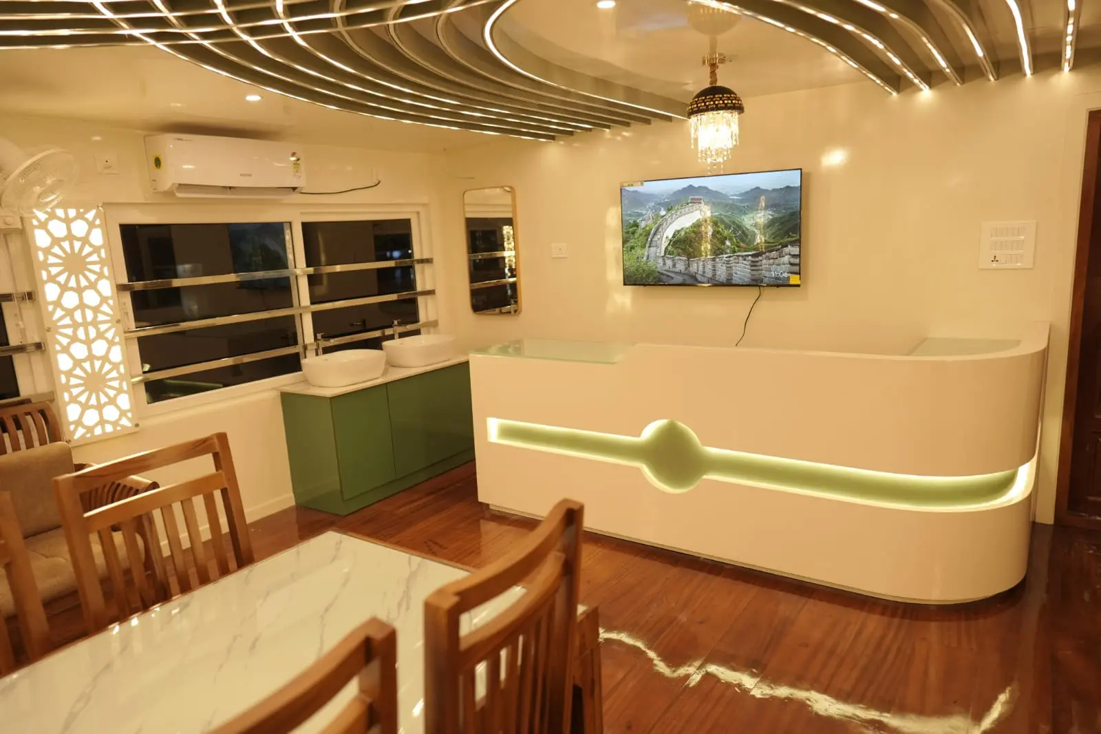 Upper Deck Bar Counter & Refreshment Station – KINGS05 mall elegant bar counter and refreshment station with ambient lighting on the glass upper deck of a 5 bedroom luxury houseboat.