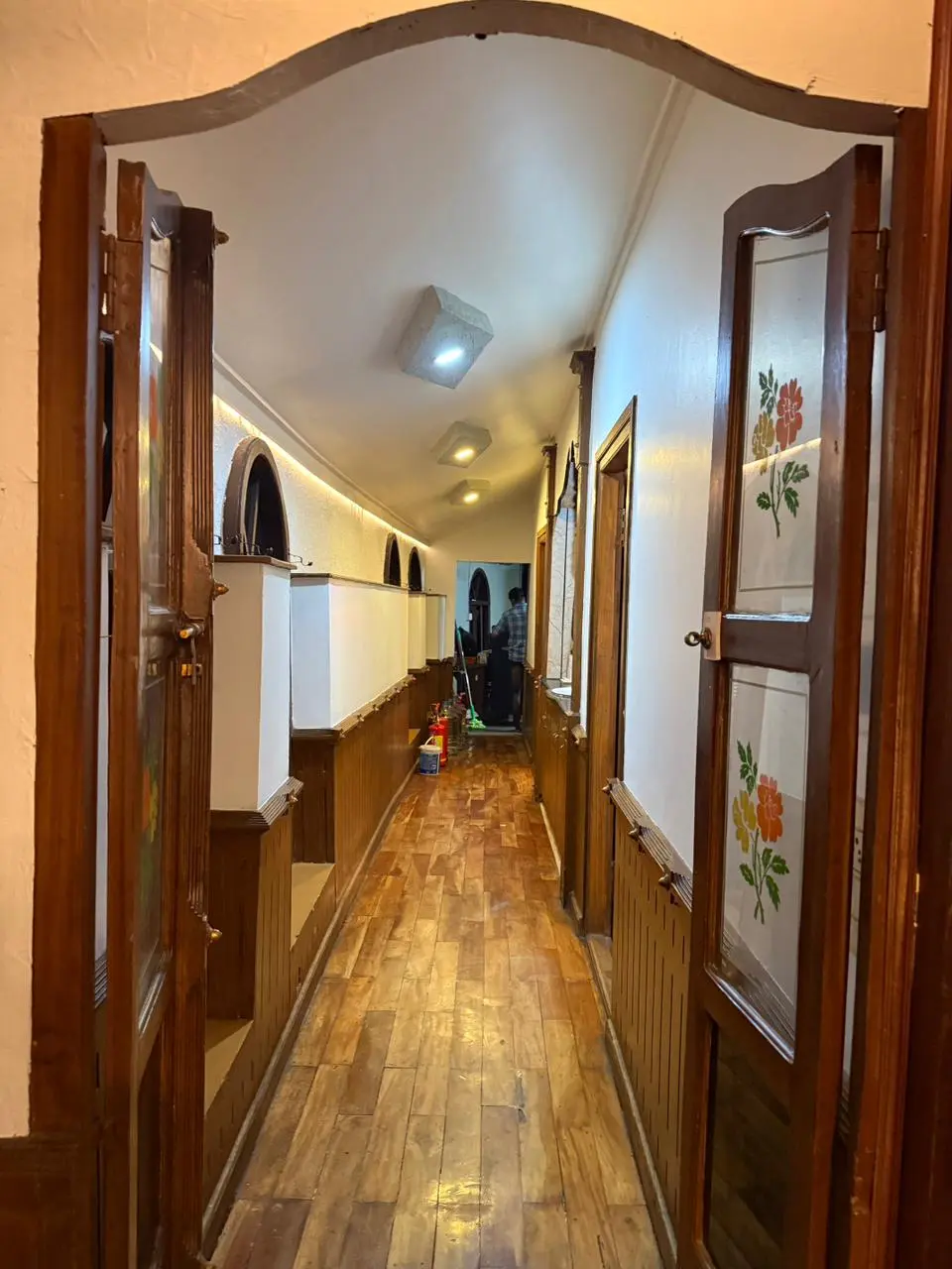 mithtam-mithram02-side-profile-kerala-houseboat-cruising Full side profile view of Mithtam two-bedroom premium houseboat cruising along Alleppey palm-lined canals.