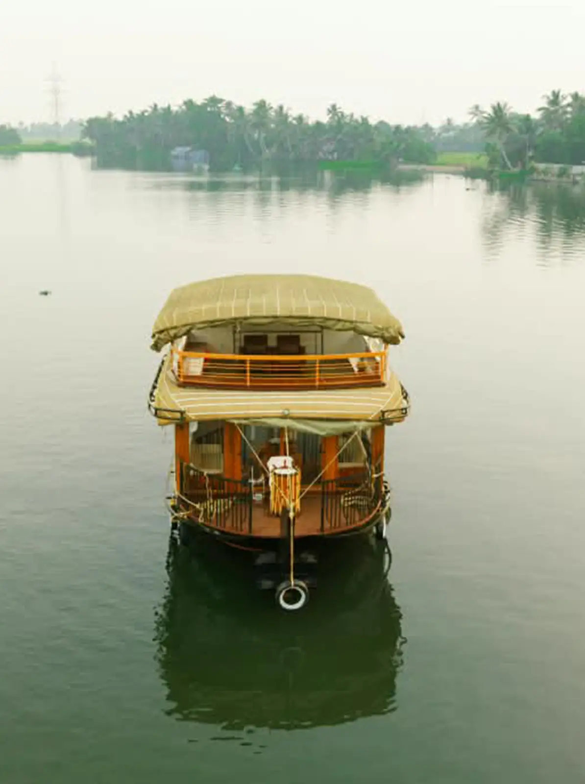 Premium 1 bedroom houseboat in alleppey cruising through pallathuruthy lake. honeymoon special