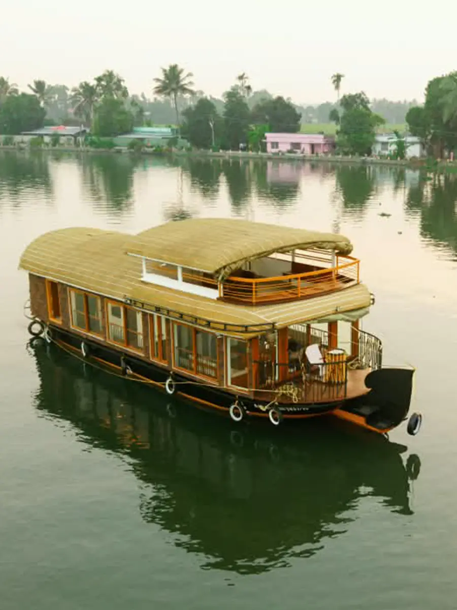 View of a 1 bedroom premium houseboat from Pallathuruthy, Alleppey